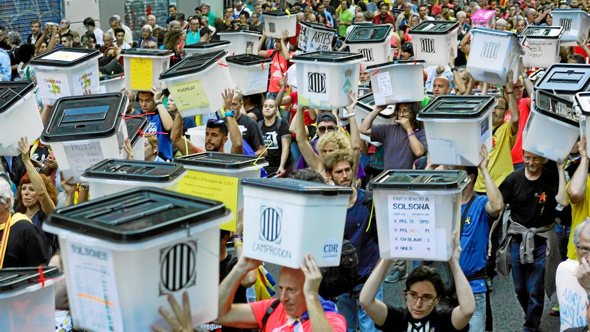 Movilización independentista con las urnas que se usaron para el referéndum ilegal del 1-O