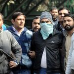 Agentes de policía indios escoltan a Abdul Subhan Qureshi, supuesto cerebro de los atentados perpetrados en 2008 en el estado de Gujarat que causaron 49 muertos y 145 heridos