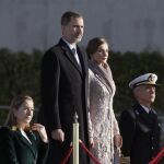 Los Reyes, don Felipe y doña Letizia durante la ceremonia oficial de despedida en el aeropuerto Adolfo Suárez Madrid-Barajas, momentos antes de partir hacia Oporto donde inician su visita de Estado de tres días a Portugal