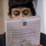 Anna Gabriel con los documentos de la independencia firmados por Junts pel Sí y la CUP