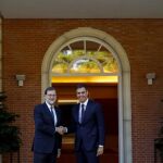 El presidente del Gobierno, Mariano Rajoy (i), y el líder del PSOE, Pedro Sánchez, se saludan momentos antes de la reunión que mantuvieron en el Palacio de la Moncloa. Emilio Naranjo/Efe