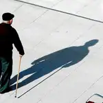 Es común pensar que la disminución de la altura con la edad es algo inevitable. Sin embargo, sí que tenemos una forma de mitigarlo | Fotografía de archivo