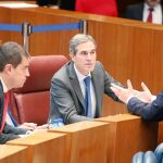 Herrera conversa con los populares Sanz Vitorio, Fernández Mañueco y Ángel Ibáñez, ayer en las Cortes.