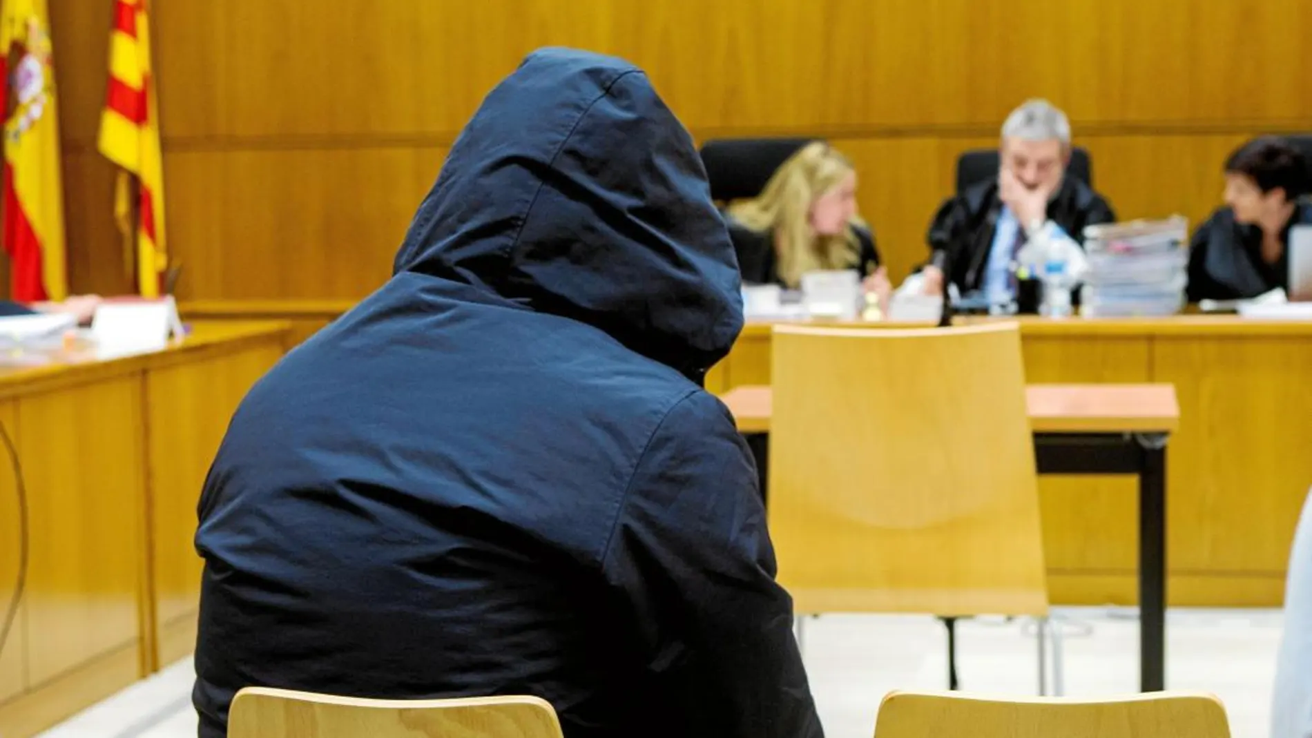 Un acusado ocultoa su rostro en un juicio por violación