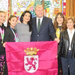 El alcalde de León, Antonio Silván, recibe a las gimnastas del Club Ritmo
