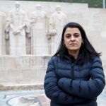 La exdiputada de la CUP Anna Gabriel posa frente al monumento del Parque de los Bastiones en Ginebra (Suiza)