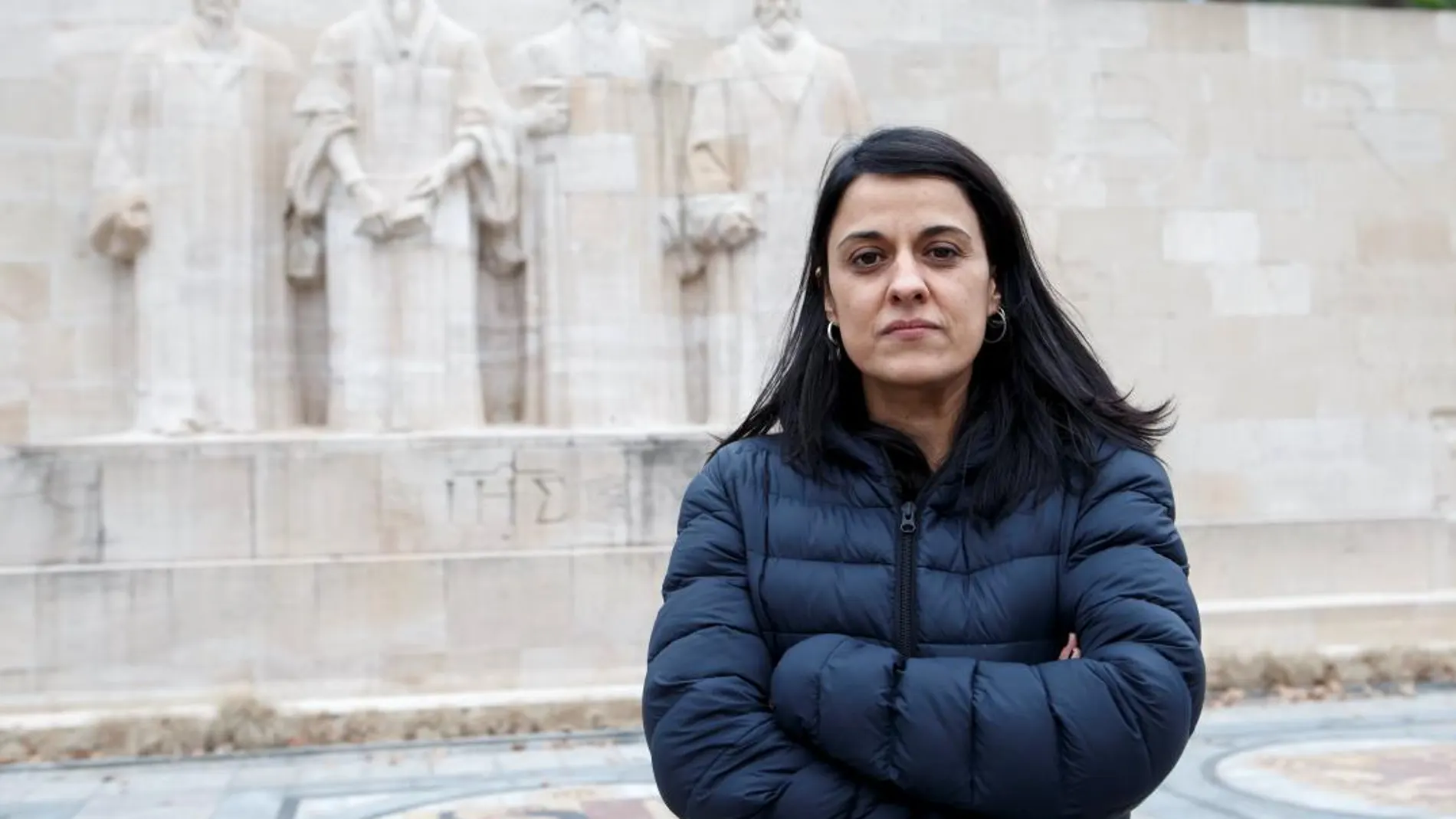 La exdiputada de la CUP Anna Gabriel posa frente al monumento del Parque de los Bastiones en Ginebra (Suiza)