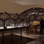 Un hombre observa «El teatro del Mundo» (1993) del artista Huang Yong Ping y con animales e insectos vivos, que forma parte de la muestra "Arte y China después de 1989: el teatro y el mundo", que se expone en el Museo Guggenheim Bilbao / Efe