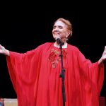 María Dolores Pradera durante una actuación