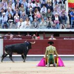 Gómez del Pilar, de rodillas, espera al tercero de Dolores Aguirre, que se desentendió / Cristina Bejarano