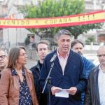 García Albiol, ayer, rodeado de dirigentes del PP catalán en un acto celebrado en el barrio de Vila-Roja, el bastión españolista de Gerona/ Efe