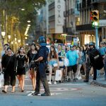 Un grupo de ciudadanos se desplaza por la zona de Las Ramblas horas después del atentado del 17 de agosto de 2017 / Efe
