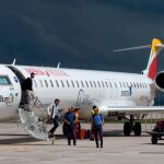 Un grupo de viajeros llega al aeropuerto de Burgos
