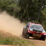 El catarí Nasser Al-Attiyah conduce su vehículo Toyota entre Asunción (Paraguay) y Resistencia (Argentina)
