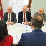 El presidente de la Diputación, Jesús Julio Carnero, junto al de la Cámara de Valladolid, Víctor Caramanzana; la de la CVE, Ángela de Miguel y el alcalde de Olmedo, Alfonso Centeno