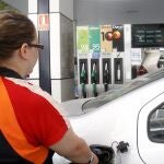 El documento constata que "los independientes establecen los precios de venta al público más bajos", con una diferencia que puede alcanzar los dos céntimos el litro en el caso del gasóleo.