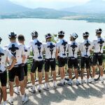 Los ciclistas del Sky contemplan las vistas desde su hotel en Annecy antes de salir a entrenar en el día de descanso