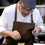El cocinero, mientras ultima una elaboración con productos del Grupo Consorcio