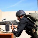 Un soldado iraquí lucha en la batalla por la toma de Mosul al Estado Islámico.