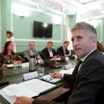 El ministro del Interior, Grande Marlaska con los sindicatos policiales cuando ratificaron el acuerdo de equiparación