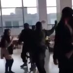 Varios actores con armas de fuego falsas gritaron algunas de las frases que emplean los integrantes de ese grupo terrorista / YouTube