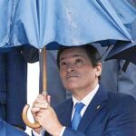 El presidente de la gestora del PSOE, Javier Fernández, el pasado 12-O durante el desfile militar