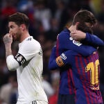 Piqué celebra la victoria, con Sergio Ramos detrás