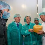 La consejera de Agricultura y Ganadería, Milagros Marcos, junto a los propietarios Juan Manuel Rodríguez, y su hijo Sergio, entre otros, en la visita a las instalaciones de la empresa quesera Valle de San Juan, en Palencia