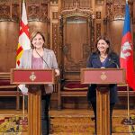 La alcaldesa de París, Anne Hidalgo, y la de Barcelona, Ada Colau, firmaron ayer un pacto de cooperación y amistad entre las dos ciudades con motivo de las fiestas de la Mercè que tienen a la capital francesa como invitada.