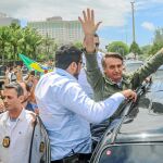 Bolsonaro saluda a sus seguidores en Barra de Tijuca, en Río de Janeiro