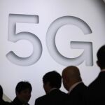 Visitantes en el expositor de 5G del pasado Mobile World Congress de Barcelona / Reuters