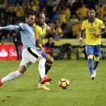 El defensa de Las Palmas Dani Castellano (d) y el defensa del Eibar Anaitz Arbilla (i), durante el partido