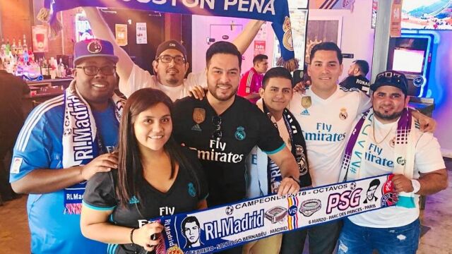 Peña madridista «Houston», peña «Sur de California» y Sergio («El Prat») con Florentino