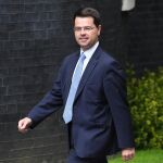 Fotografía de archivo del 12 de junio de 2017 que muestra al ministro británico para Irlanda del Norte, James Brokenshire, mientras llega a una reunión del Consejo de Ministros, en Londres (Reino Unido)