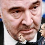 El ministro de Economía y Finanzas italiano, Giovanni Tria. De fondo, una imagen del comisario europeo, Pierre Moscovici