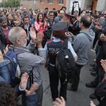 Personas que acudían a votar al IES Montbui, de Santa Margarida de Montbui (Barcelona), aplauden a los Mossos d'Esquadra por su inacción. EFE/Susanna Sáez