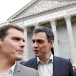 Albert Rivera y Pedro Sánchez, durante la ofrenda floral en la estatua de Miguel de Cervantes el pasado mes de abril