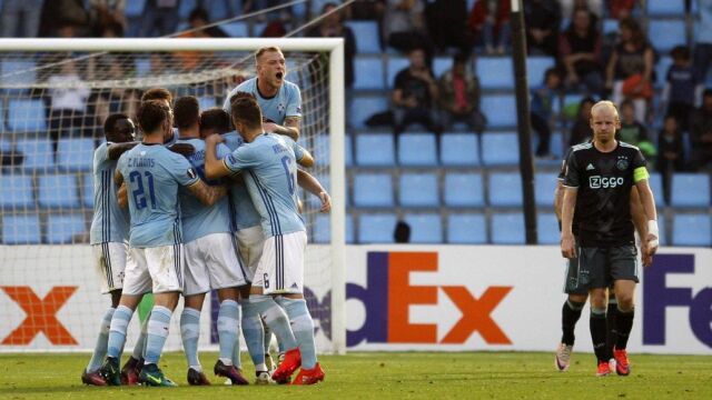 El jugadores del Celta de Vigo celebran el gol marcado por el defensa Andreu Fontàs, el primero del equipo ante el Ajax de Amsterdam