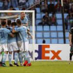 El jugadores del Celta de Vigo celebran el gol marcado por el defensa Andreu Fontàs, el primero del equipo ante el Ajax de Amsterdam
