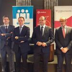 Daniel Lacalle y José Carlos Díez junto con otras participantes en la jornada organizada por Cajamar