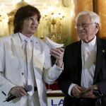 El cantante Camilo Sesto junto al padre Ángel, durante la presentación