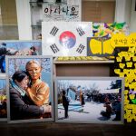 Kim abraza a una de las estatuas de niñas que hay frente a las embajadas japonesas/Fotos: Yun/Kocis
