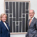 Patricia Phelps y Glenn Lowry, ante una obra de Hélio Oiticica