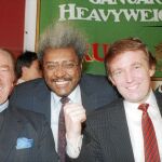 Fred Trump y su hijo Donald, junto a Don King (centro)