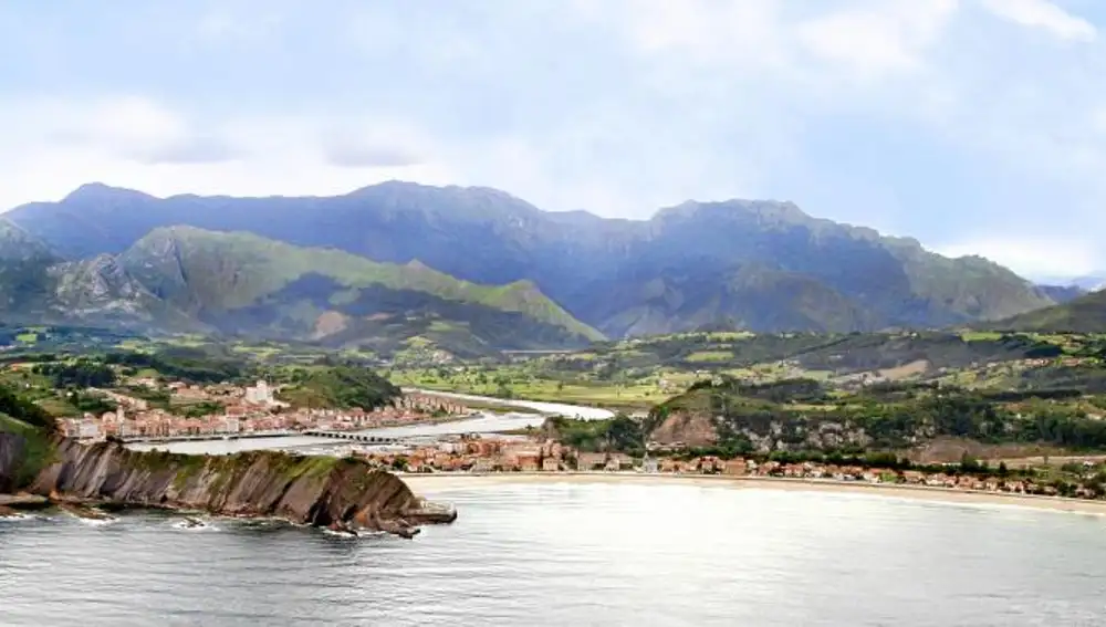 La calles de Ribadesella emergen entre el mar Cantábrico y los Picos de Europa