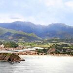 La calles de Ribadesella emergen entre el mar Cantábrico y los Picos de Europa