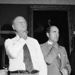 El médico estadounidense Henry Heimlich demuestra la maniobra de Heimlich