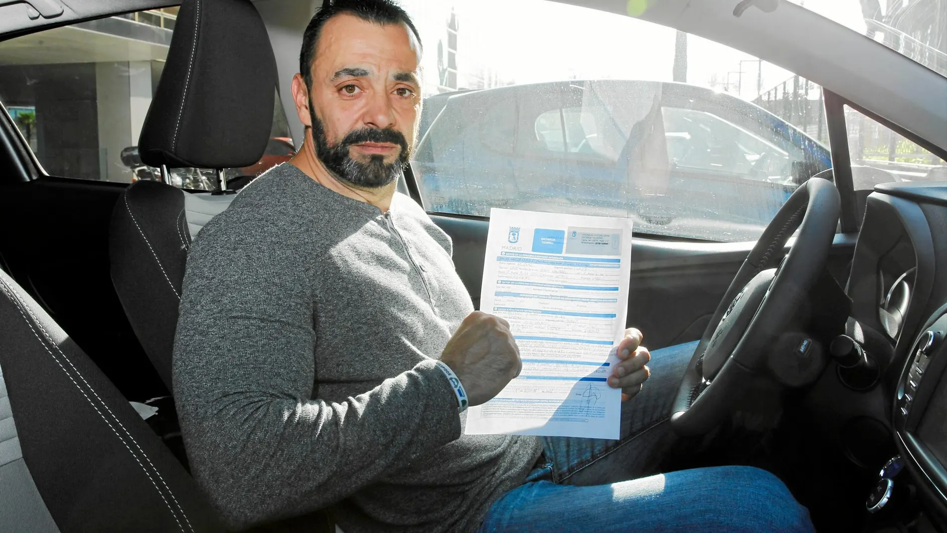 Pedro Moreno, padre del menor enfermo, muestra el escrito de reclamación presentado ante el Ayuntamiento. Foto: Connie G. Santos