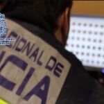 Un agente de Policía, durante la investigación