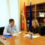 Rafael Hernando y Ana Oramas durante su reunión en el Congreso